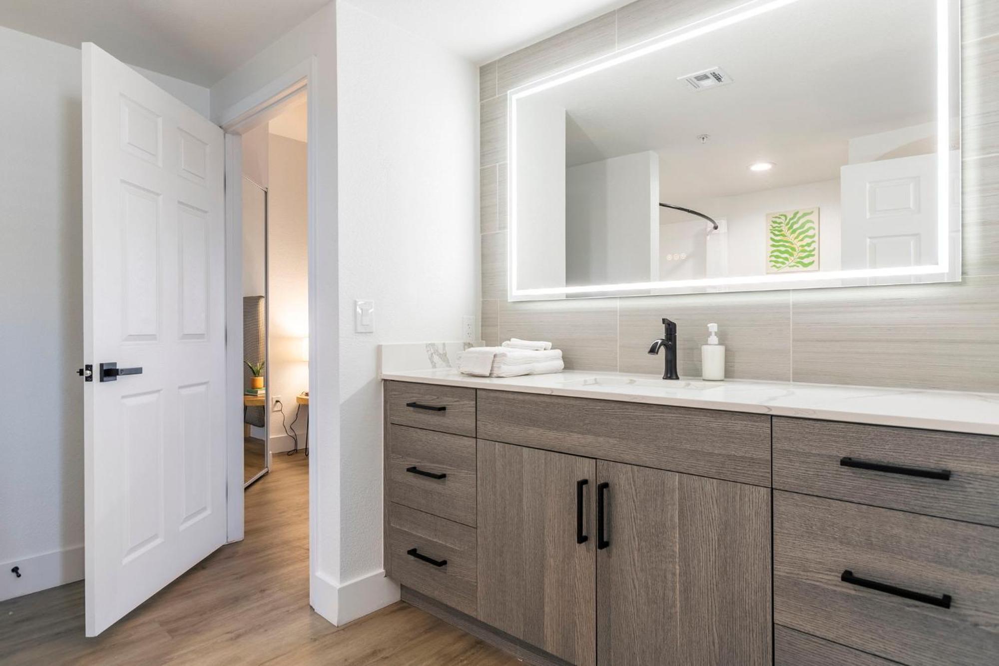 2br Cozysuites At Kierland Commons With Pool #01 Apartment *