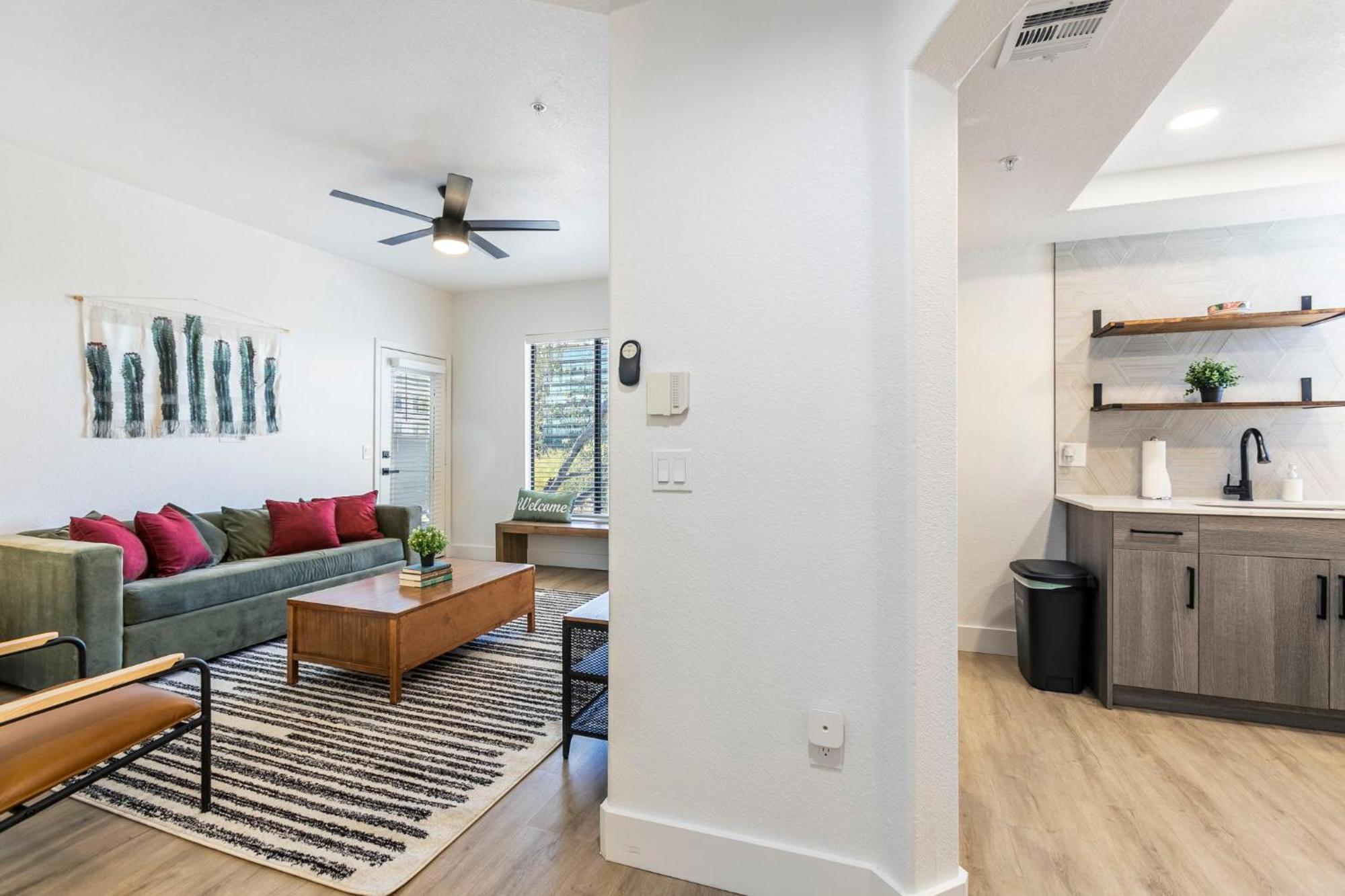 Apartment 2br Cozysuites At Kierland Commons With Pool #01