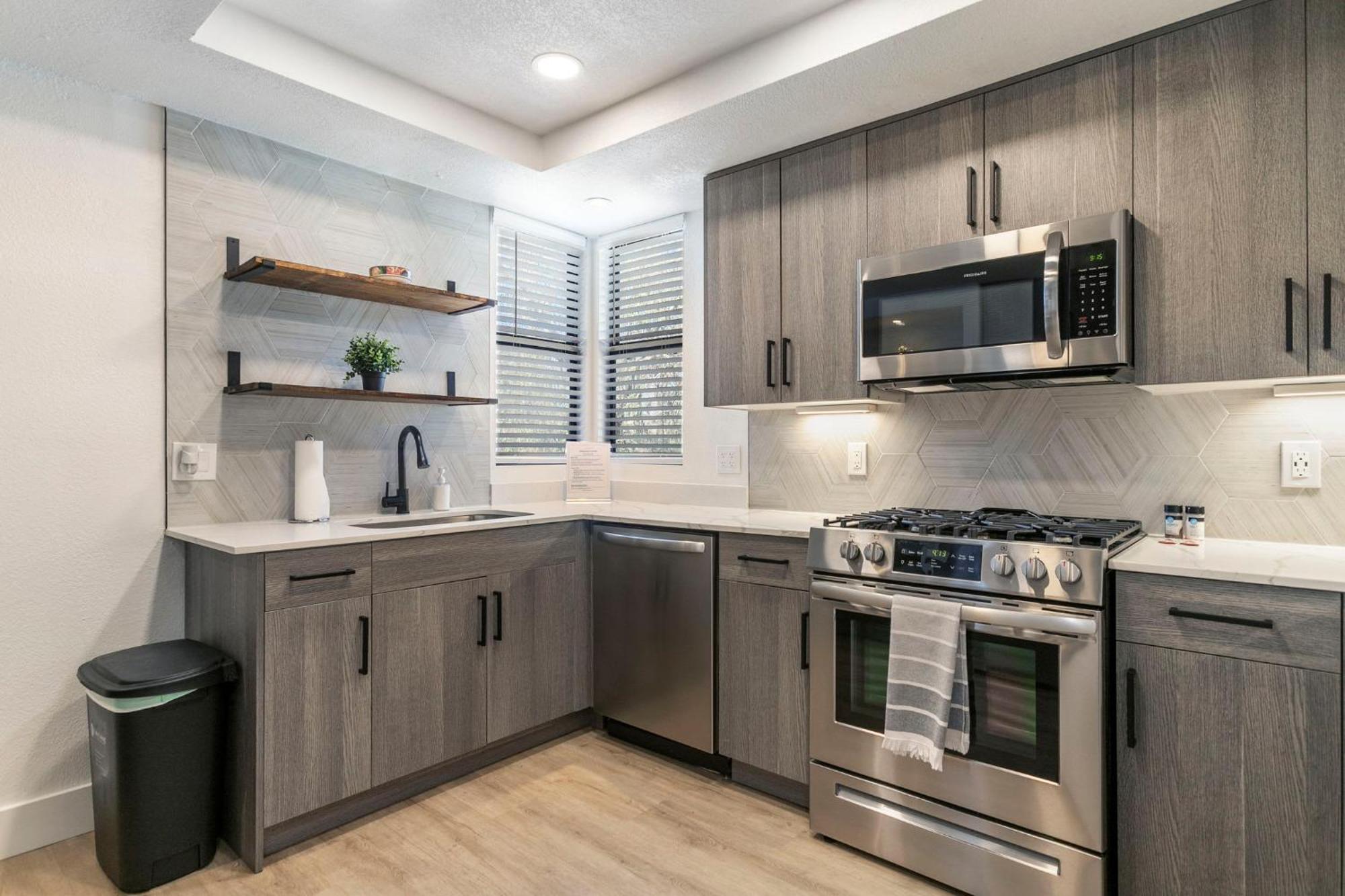 2br Cozysuites At Kierland Commons With Pool #01