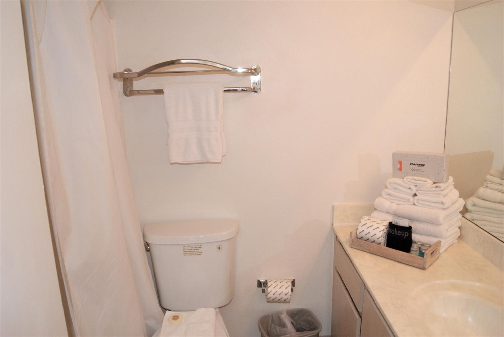 Apartment 235 Fully Furnished 1br Suite-outdoor Pool *