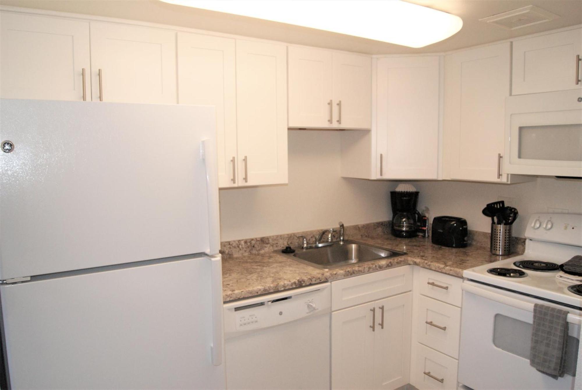 128 Fully Furnished 1br Suite-prime Location *