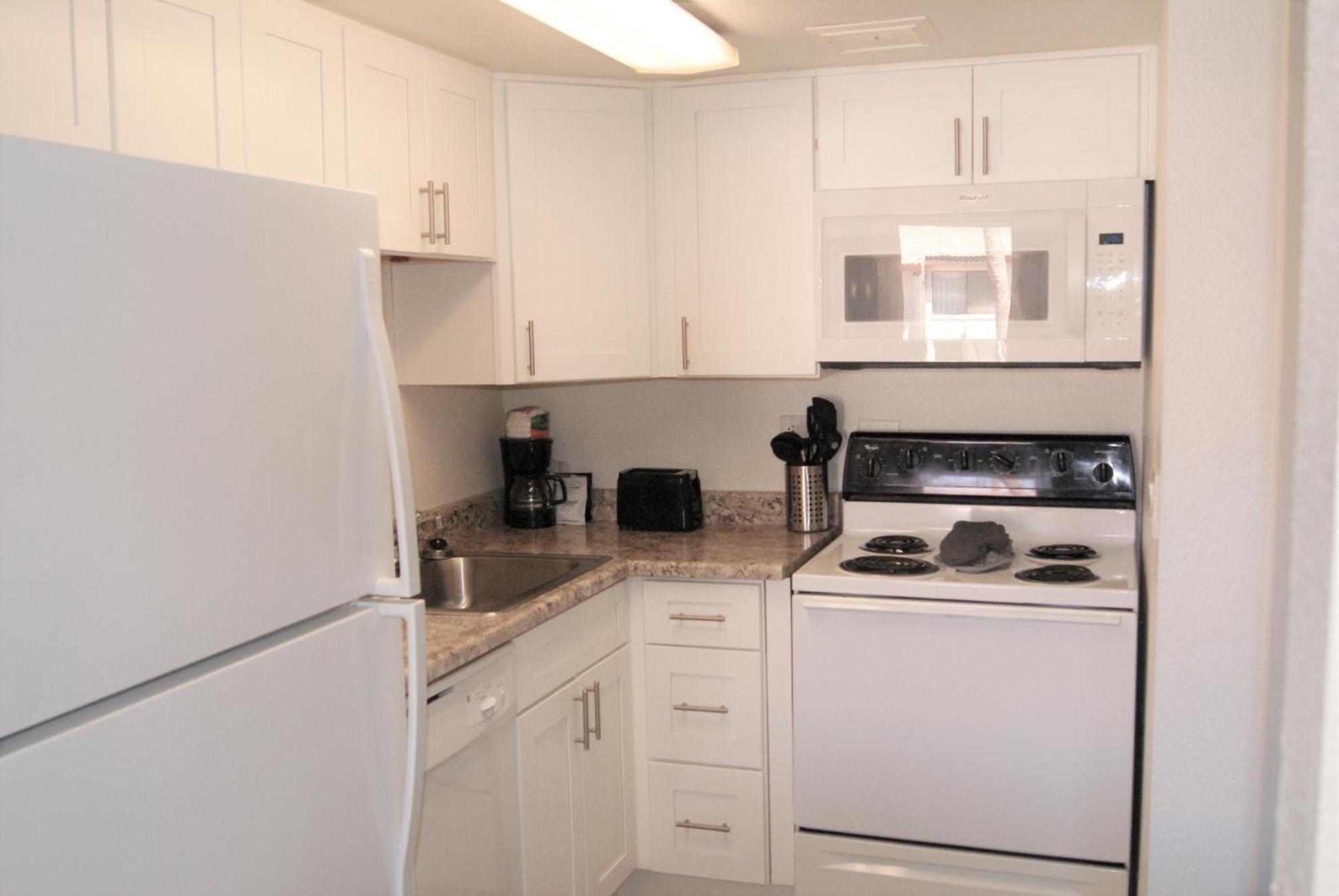 211 Fully Furnished 1br Suite-outdoor Pool Apartment *