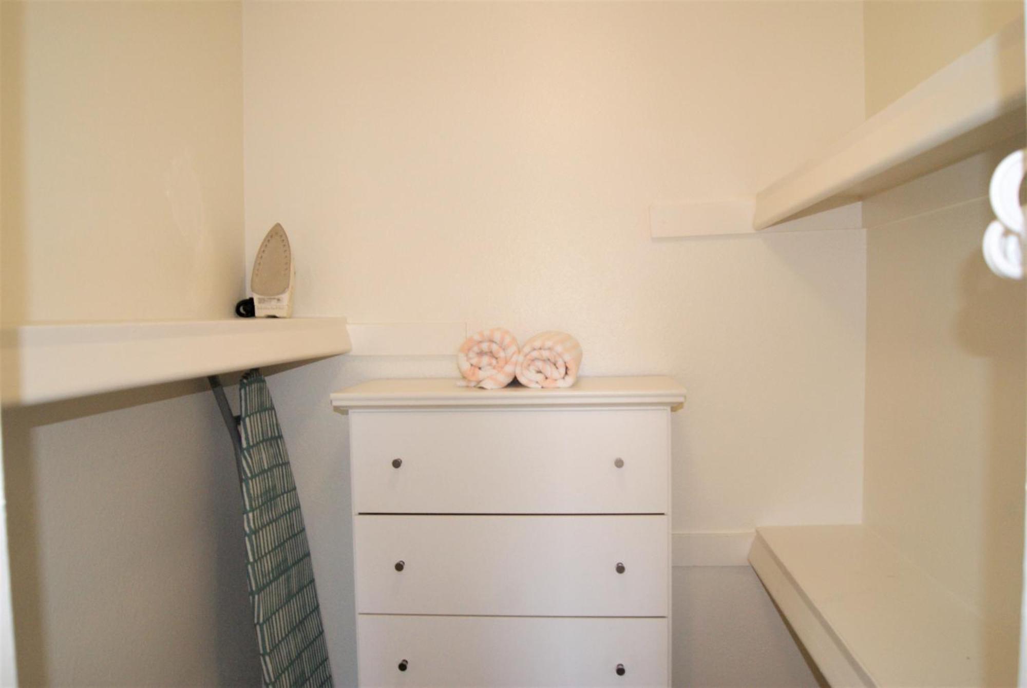 107 Fully Furnished 1br Suite-prime Location Apartment *