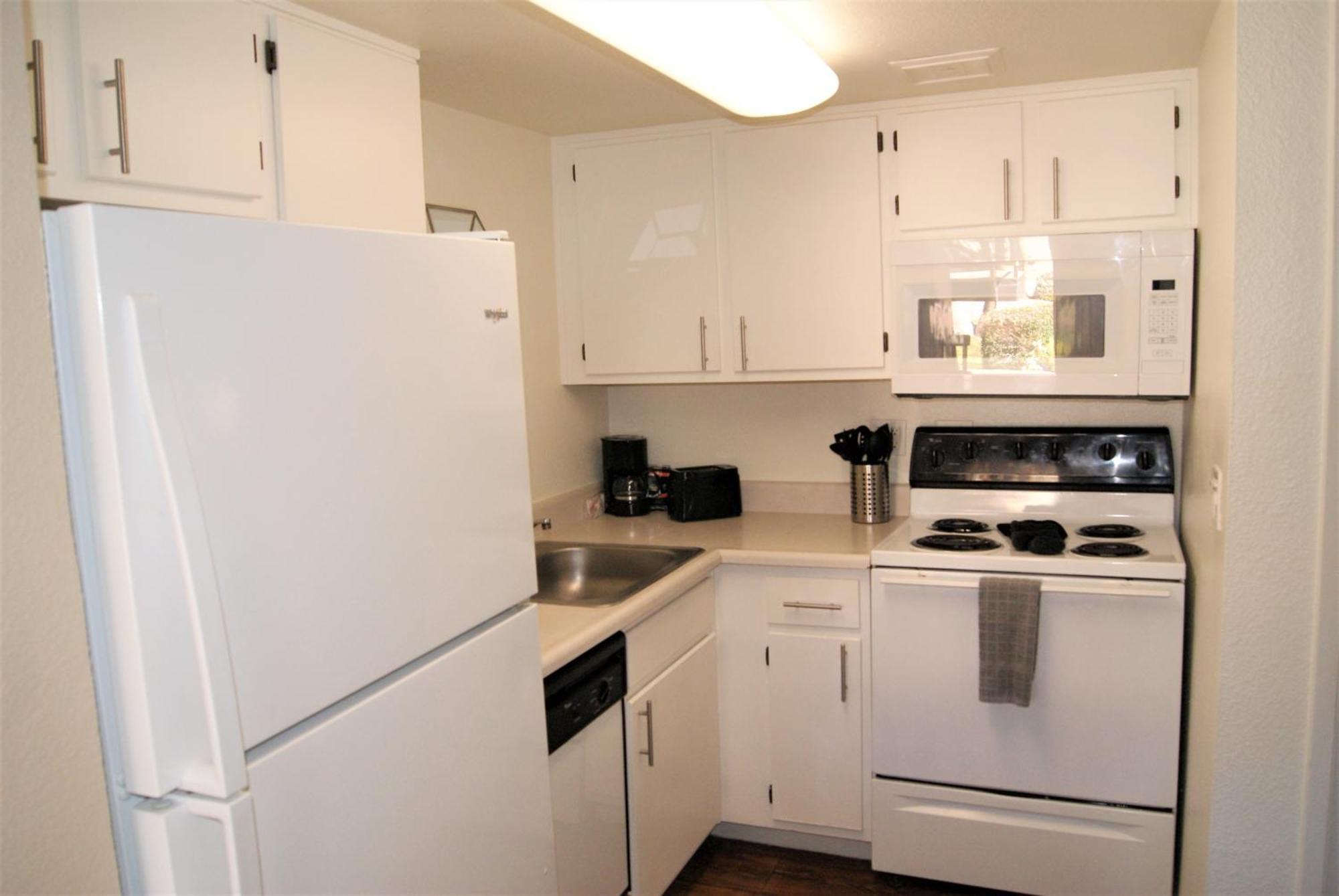 107 Fully Furnished 1br Suite-prime Location