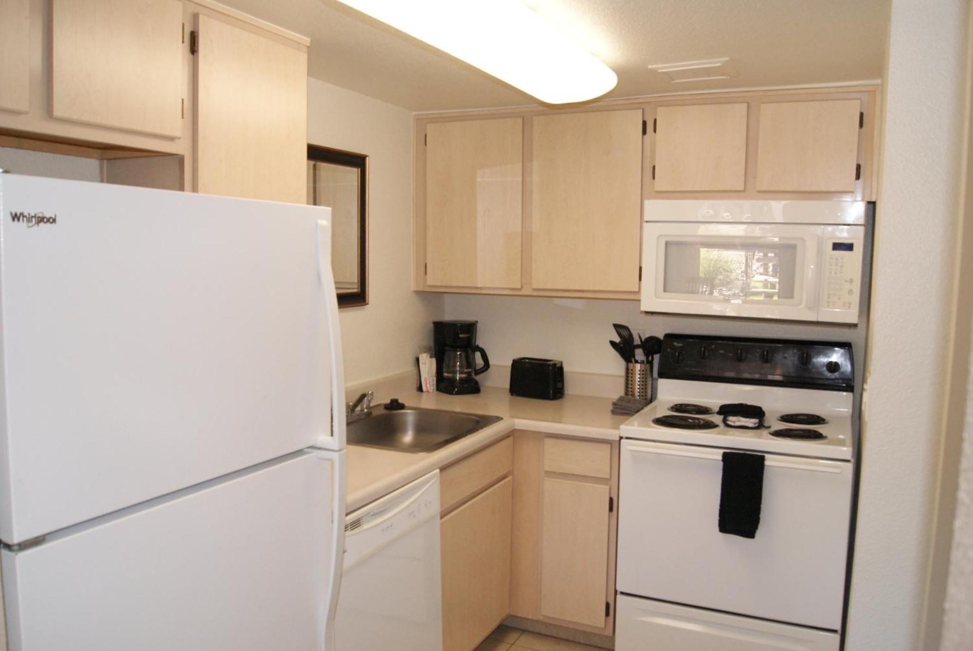 111 Fully Furnished 1br Suite-prime Location