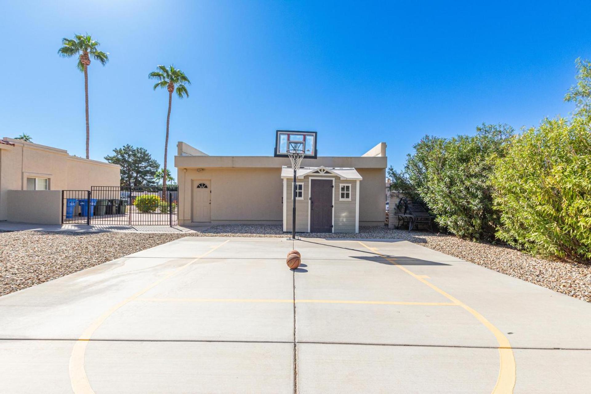 Palace Palms & Play -sports Court-pool-mini Golf Scottsdale