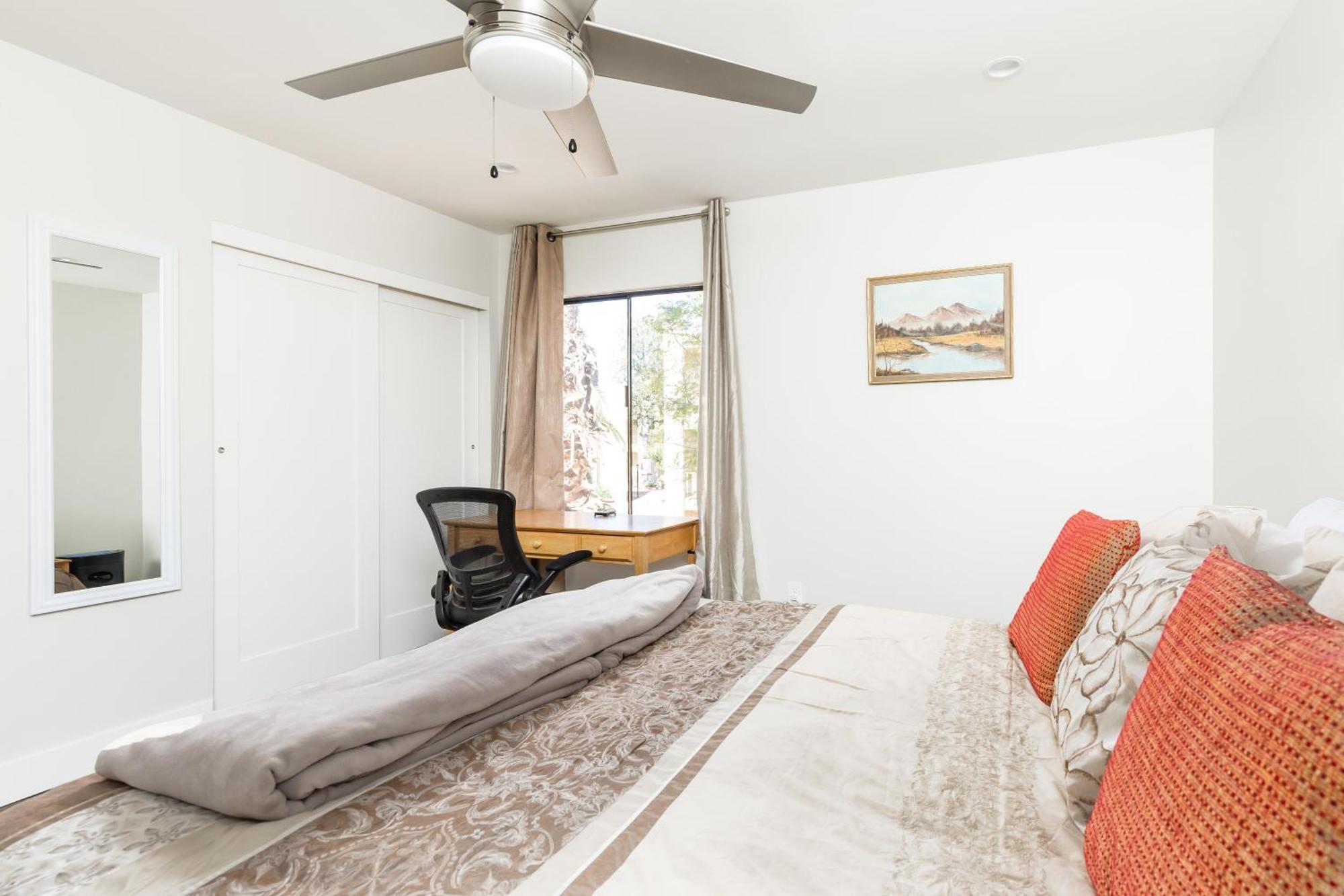 Chic Condo-walk To Old Town