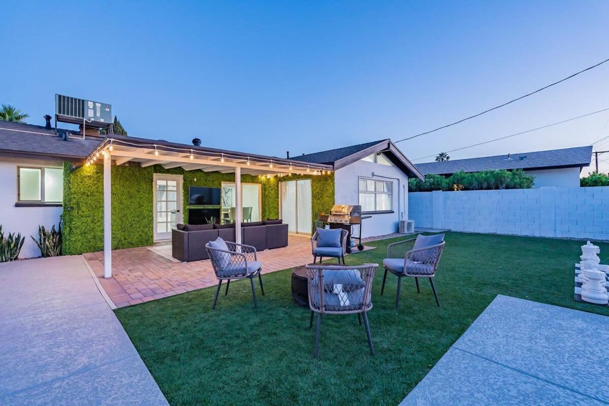 Lux Oasis Pool Hot Tub Sleeps 12 Holiday home