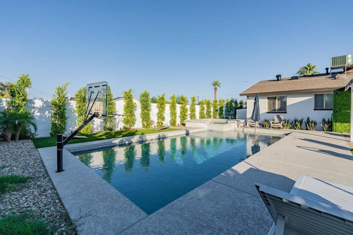 Lux Oasis Pool Hot Tub Sleeps 12 * Scottsdale