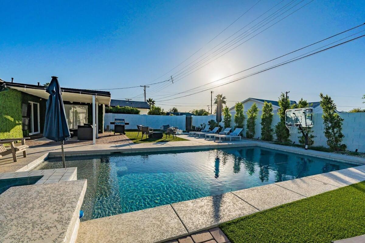 Lux Oasis Pool Hot Tub Sleeps 12 Holiday home Scottsdale