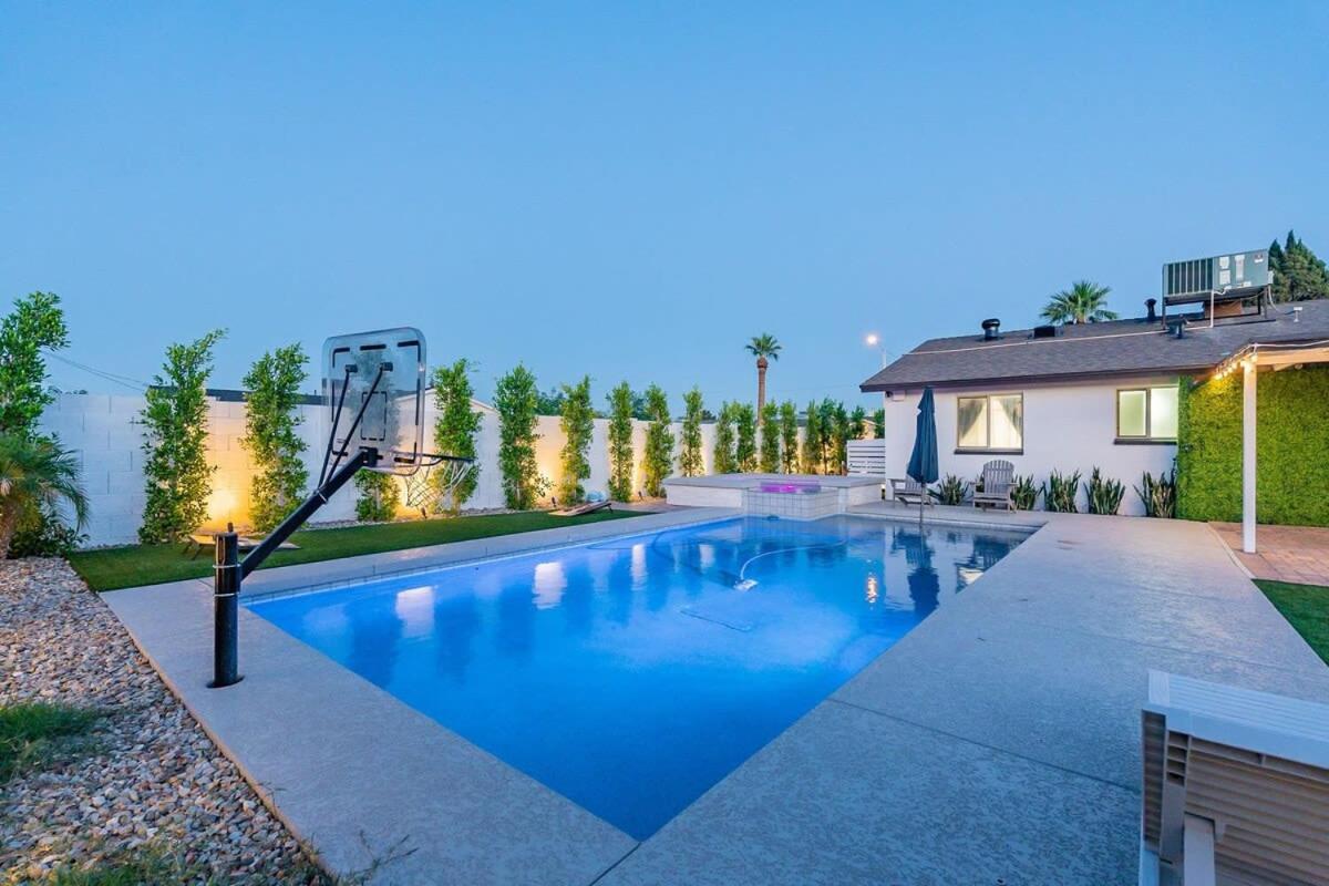 Lux Oasis Pool Hot Tub Sleeps 12 *