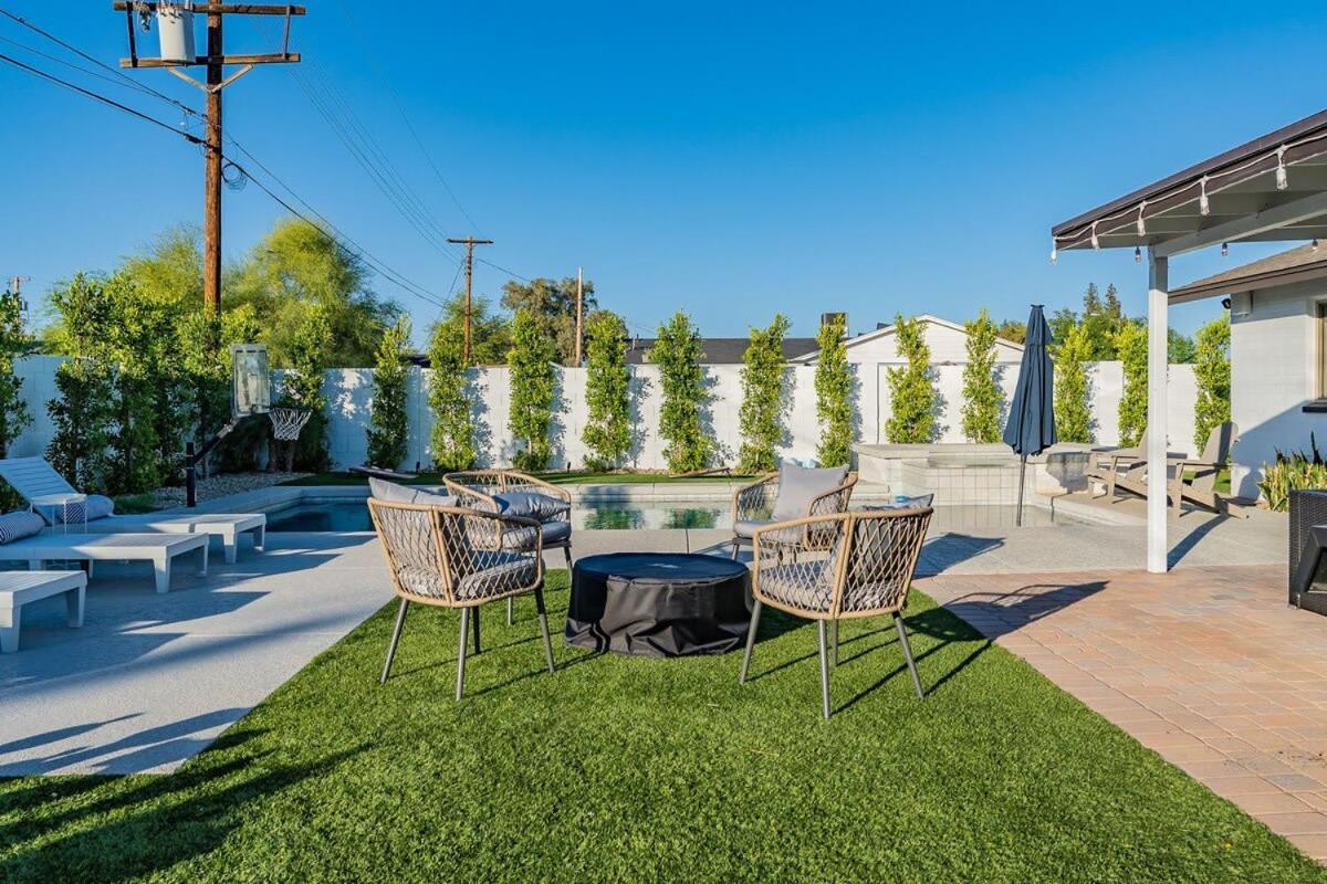 Lux Oasis Pool Hot Tub Sleeps 12 Holiday home