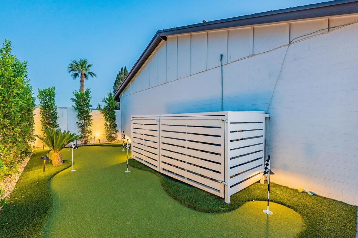 Lux Oasis Pool Hot Tub Sleeps 12 Holiday home *