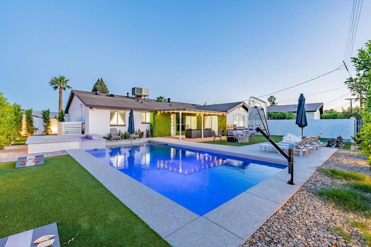 Lux Oasis Pool Hot Tub Sleeps 12 Holiday home *