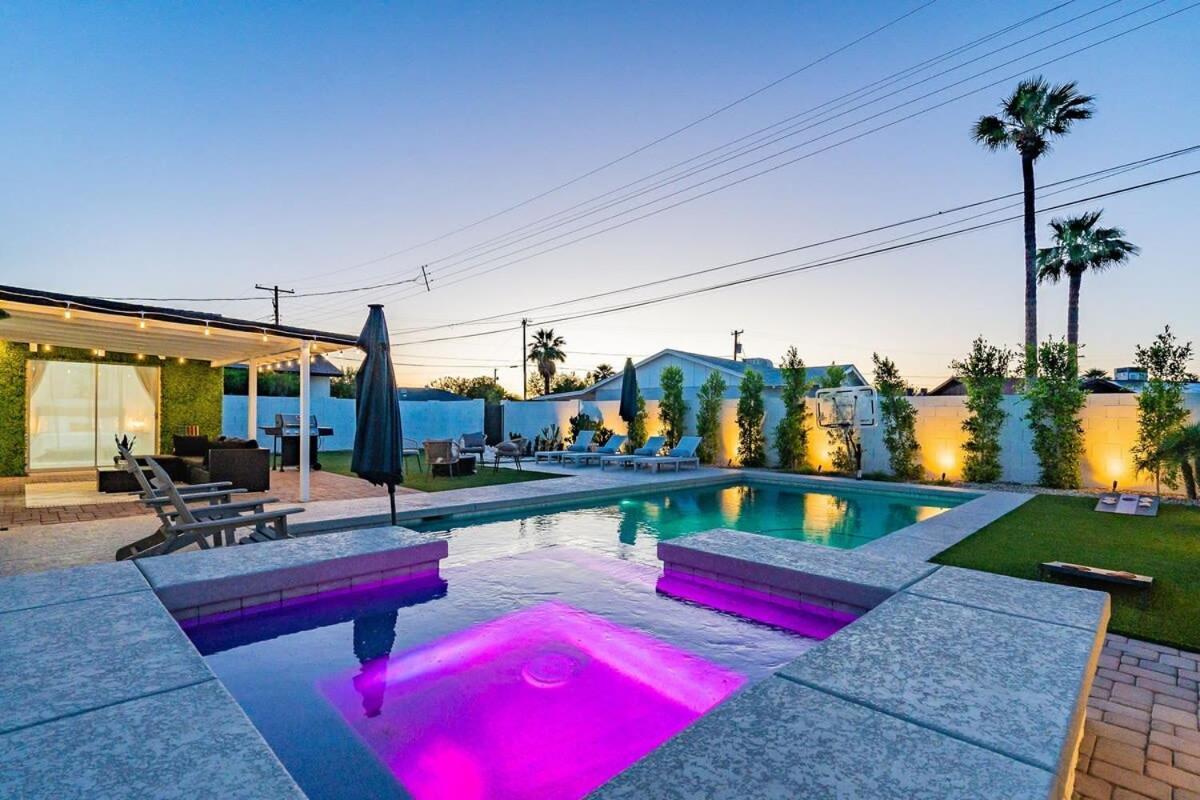 Lux Oasis Pool Hot Tub Sleeps 12 *
