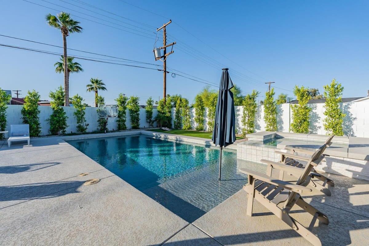 Lux Oasis Pool Hot Tub Sleeps 12 * Scottsdale