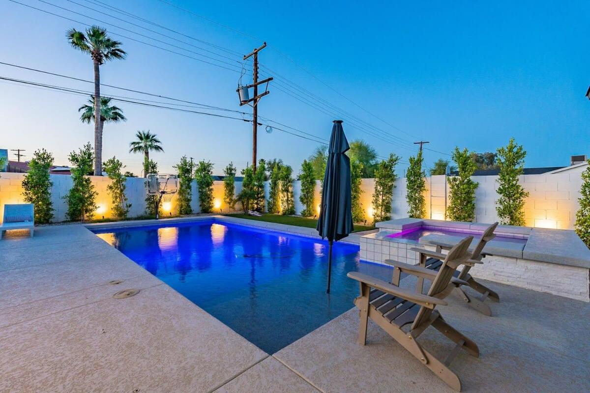 Lux Oasis Pool Hot Tub Sleeps 12 Holiday home