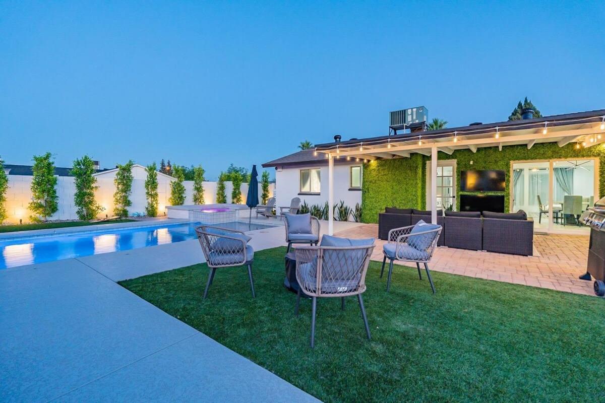 Holiday home Lux Oasis Pool Hot Tub Sleeps 12