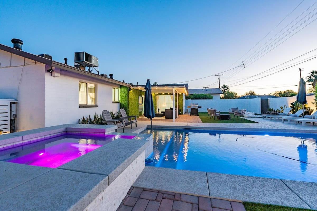 Lux Oasis Pool Hot Tub Sleeps 12