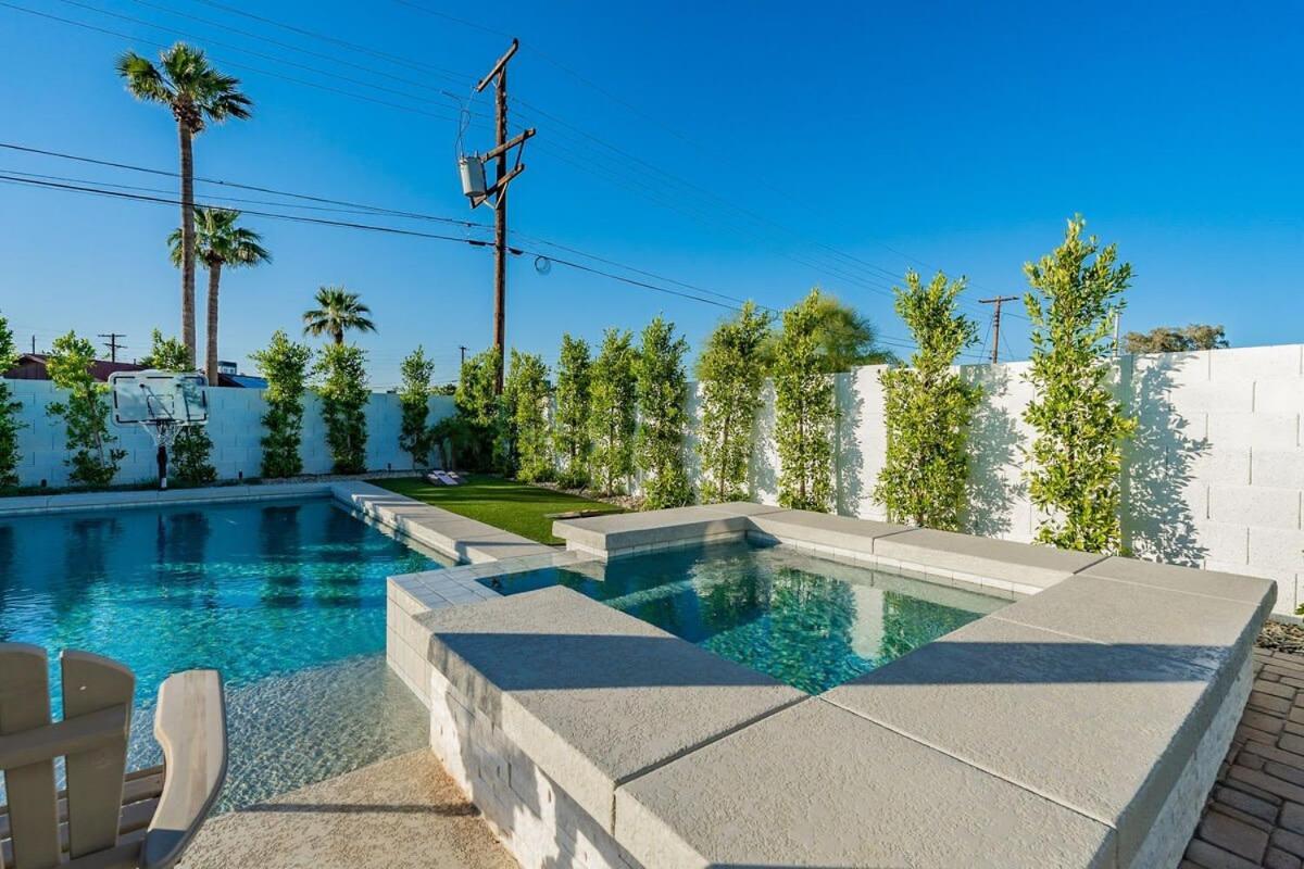 Lux Oasis Pool Hot Tub Sleeps 12 Holiday home