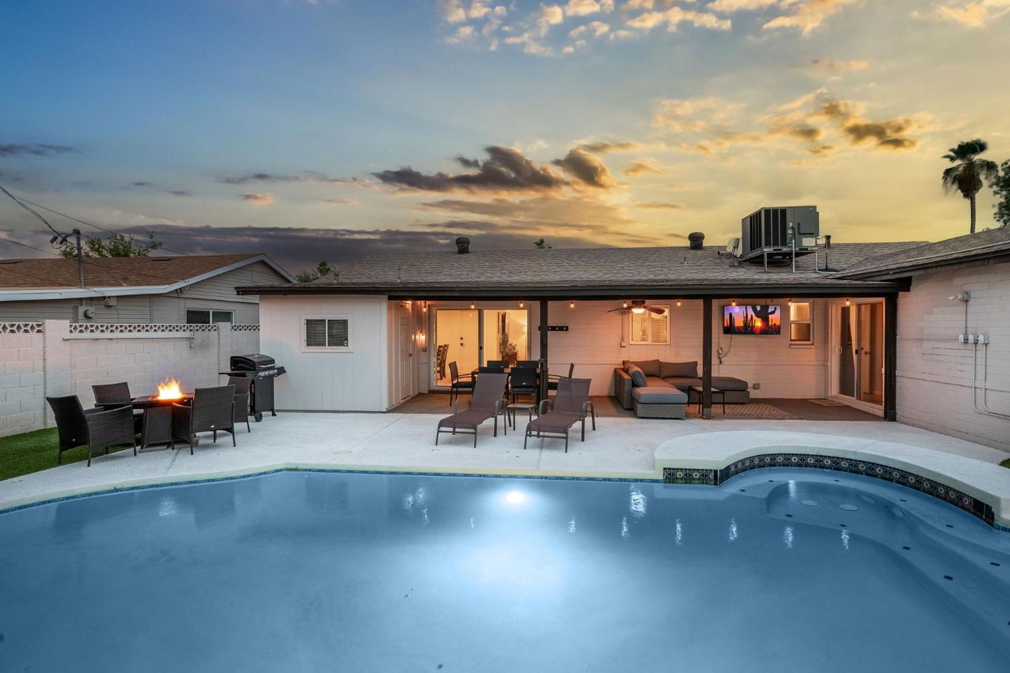 Holiday home Luxe Getaway W Heated Pool & Firepit