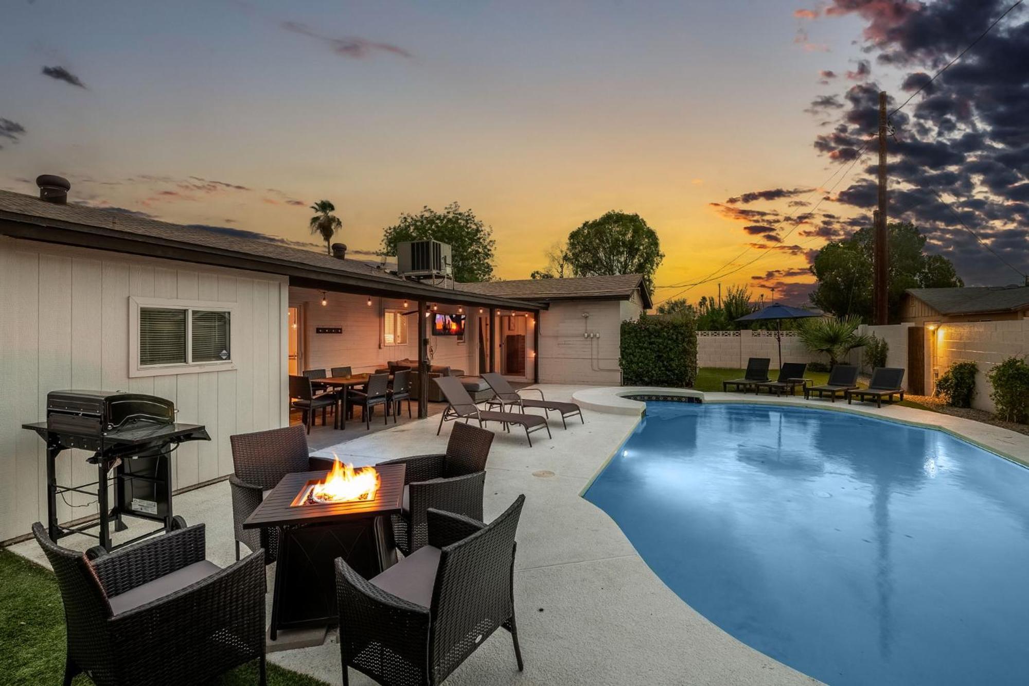 Holiday home Luxe Getaway W Heated Pool & Firepit *