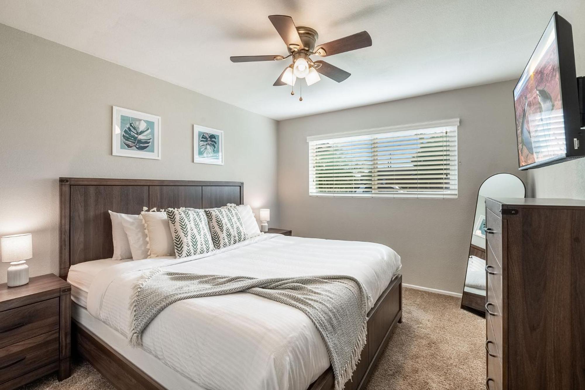 Holiday home Luxe Getaway W Heated Pool & Firepit