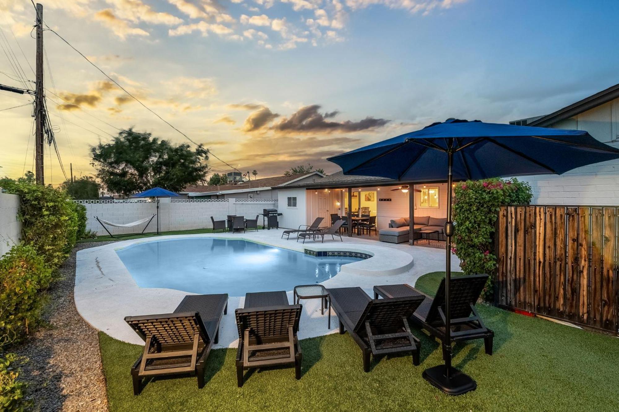 Holiday home Luxe Getaway W Heated Pool & Firepit *