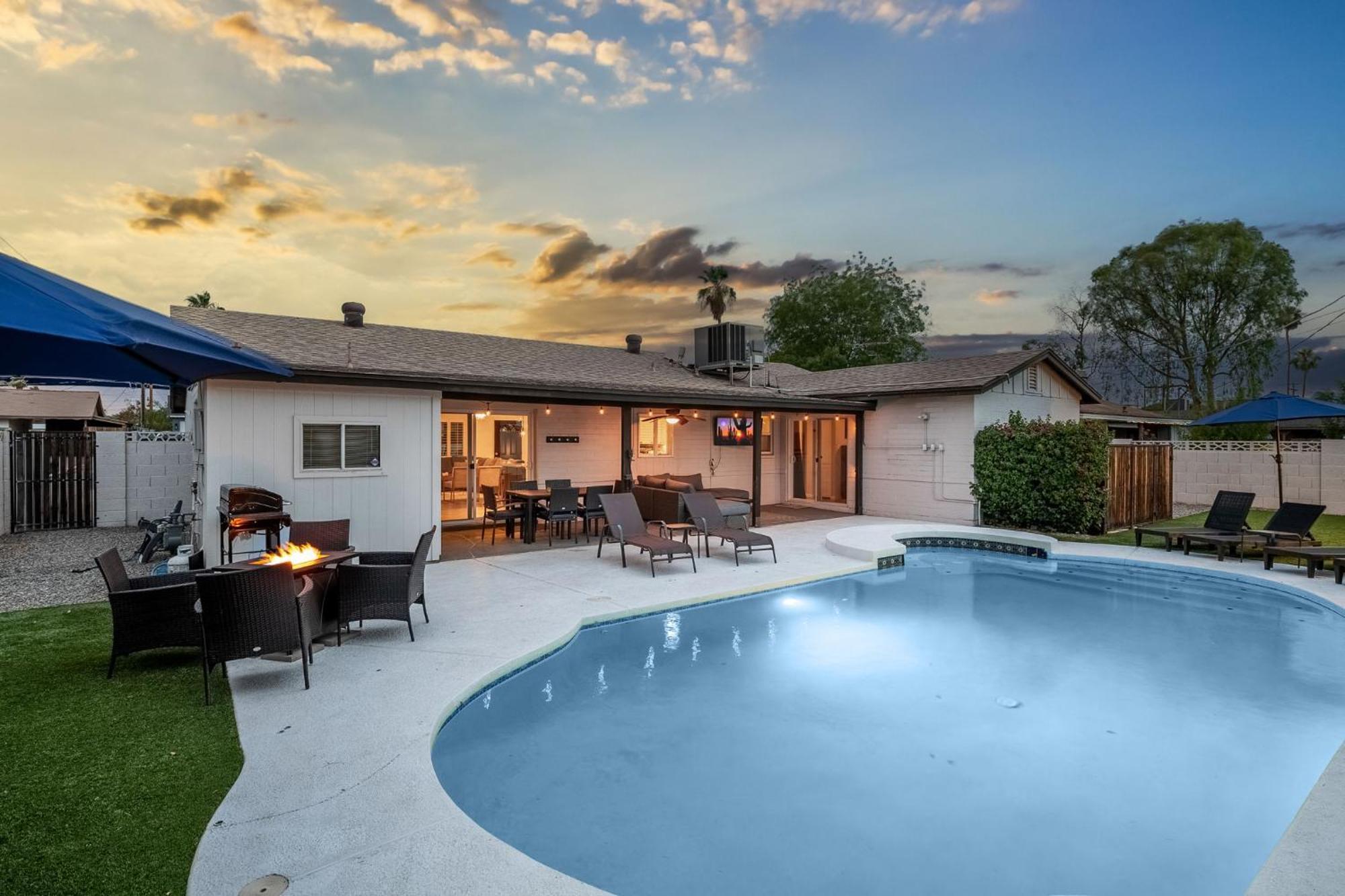 Luxe Getaway W Heated Pool & Firepit Holiday home