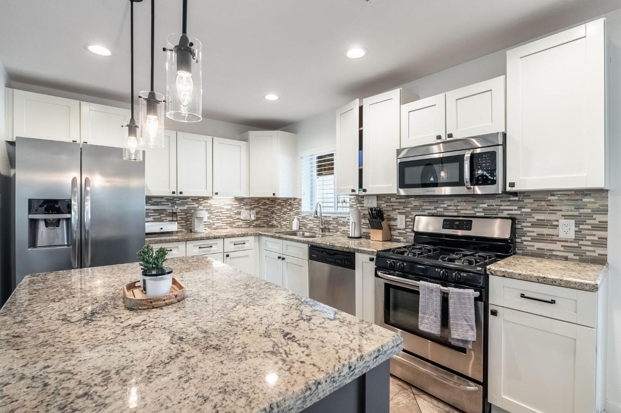 Luxe Getaway W Heated Pool & Firepit Holiday home