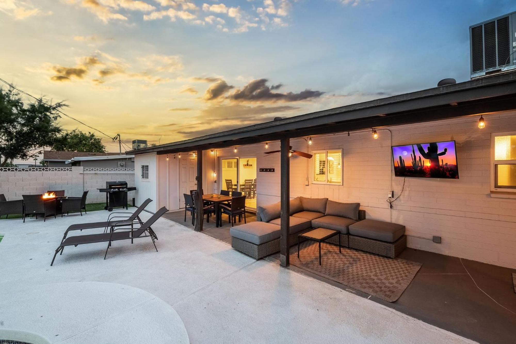 Luxe Getaway W Heated Pool & Firepit Holiday home