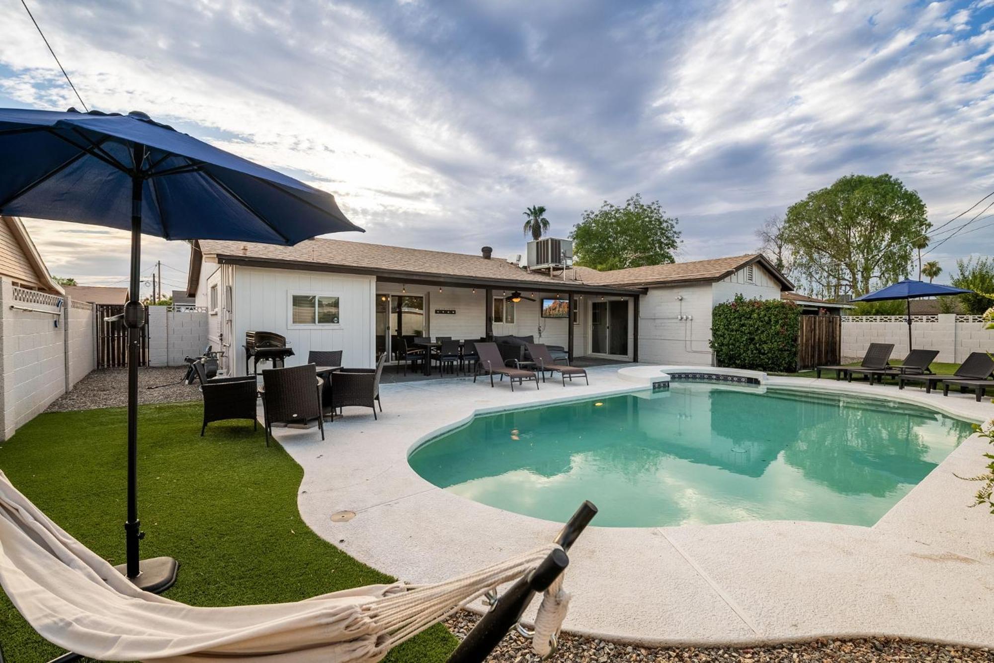 Luxe Getaway W Heated Pool & Firepit