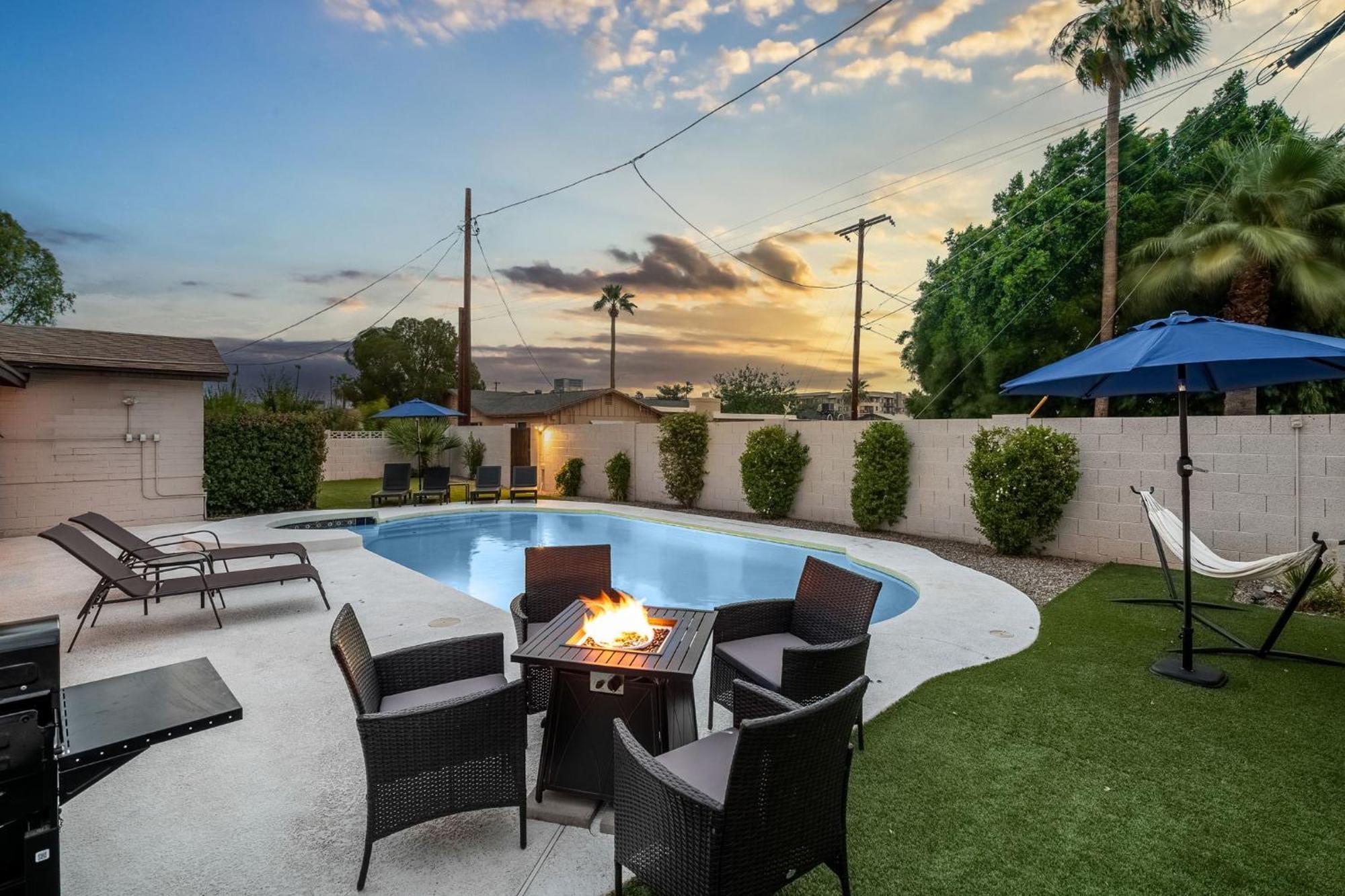 Holiday home Luxe Getaway W Heated Pool & Firepit *