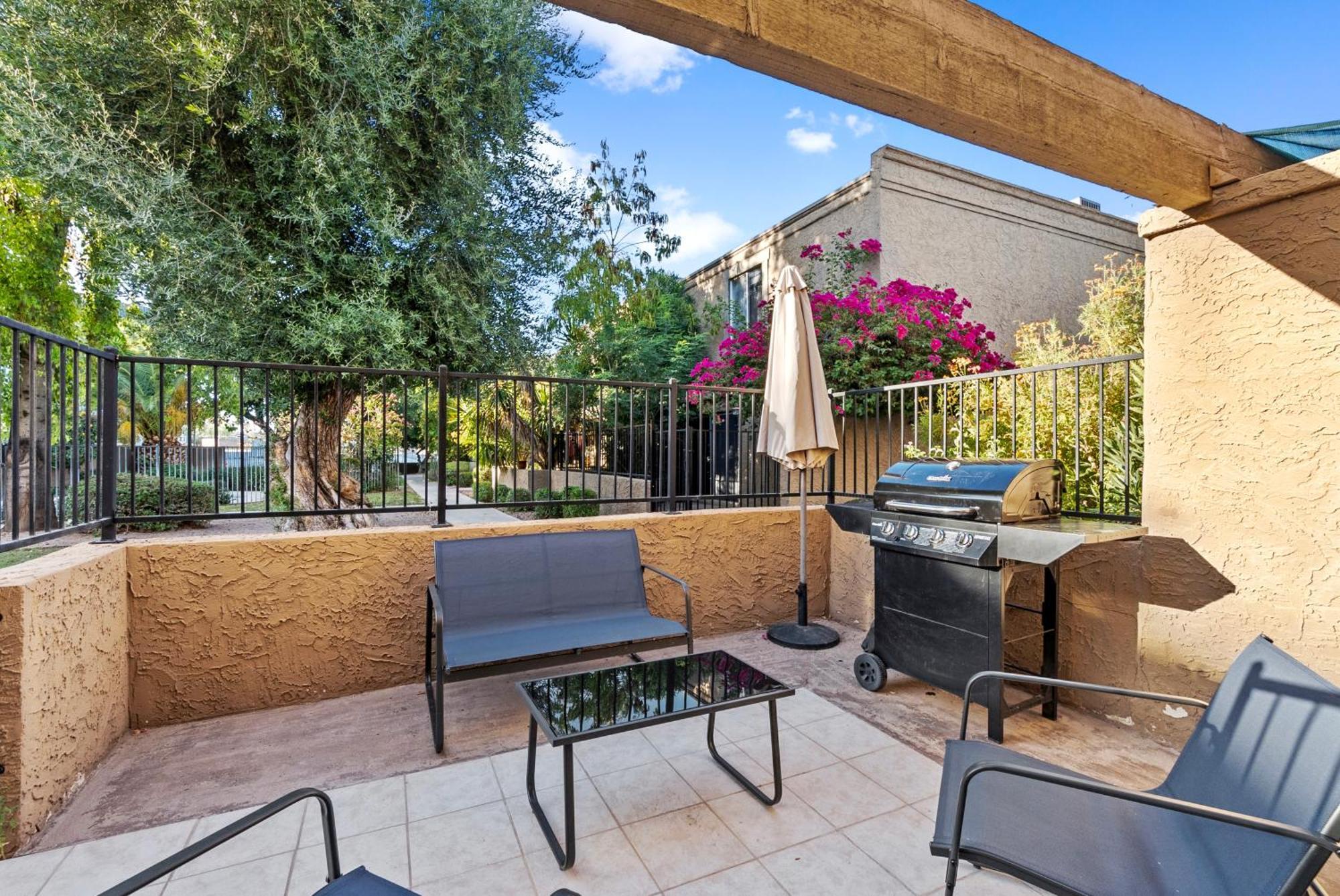 Townhome With Pool, Walk To Old Town Apartment