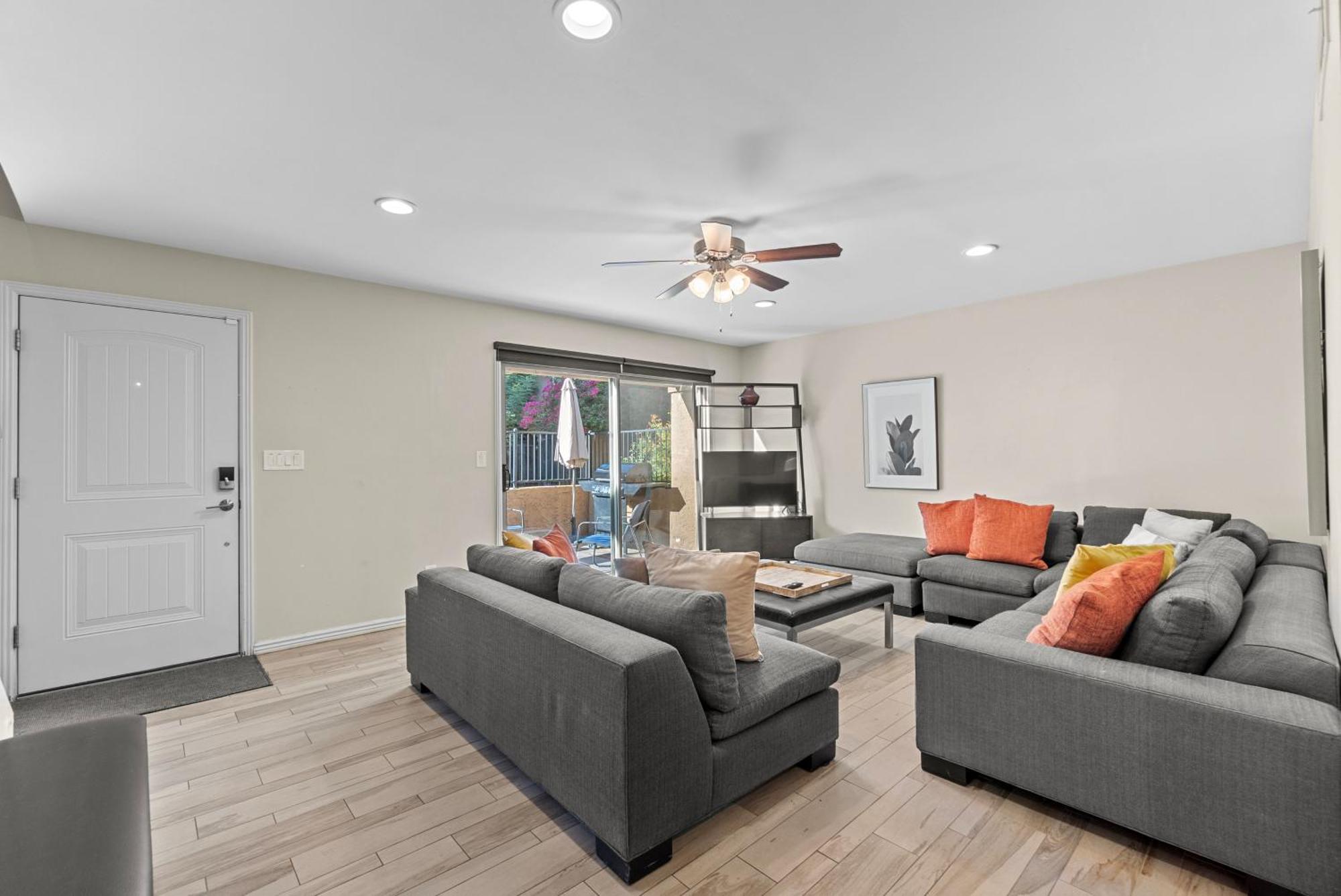 Townhome With Pool, Walk To Old Town Apartment