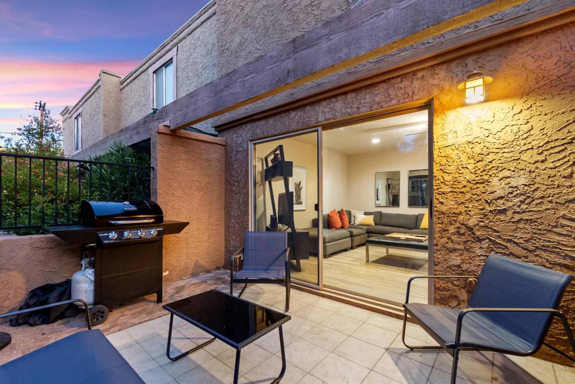Townhome With Pool, Walk To Old Town Apartment *