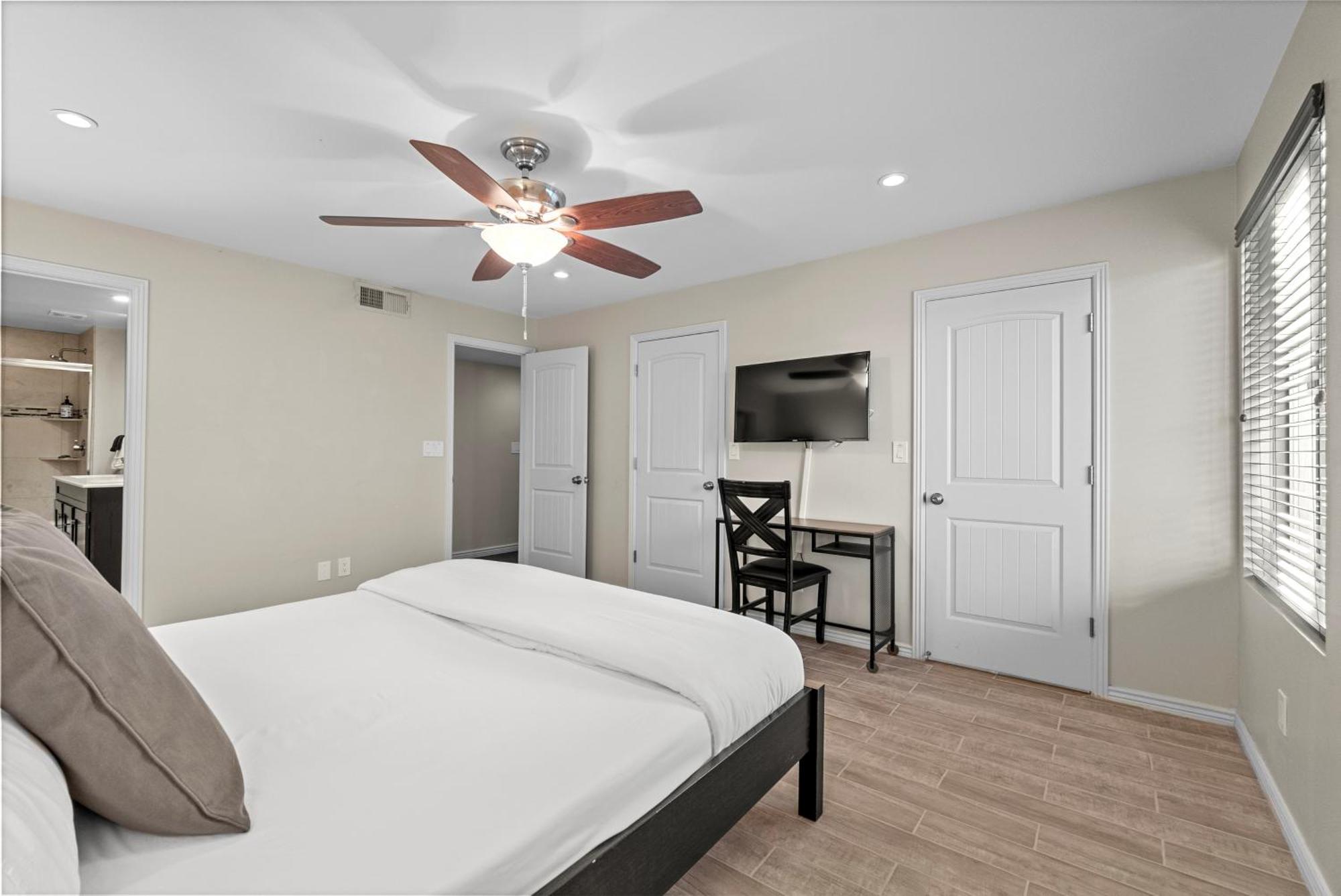 Townhome With Pool, Walk To Old Town Apartment