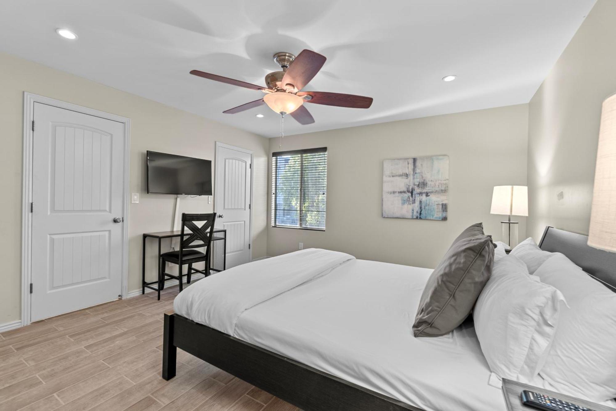 Townhome With Pool, Walk To Old Town Apartment *