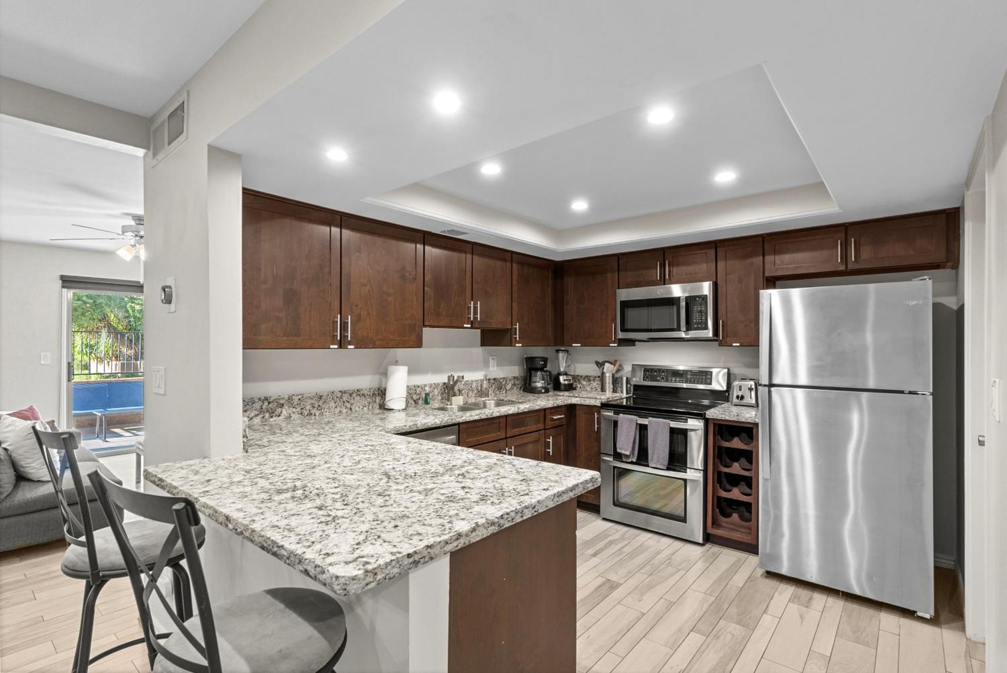 Townhome With Pool, Walk To Old Town Apartment