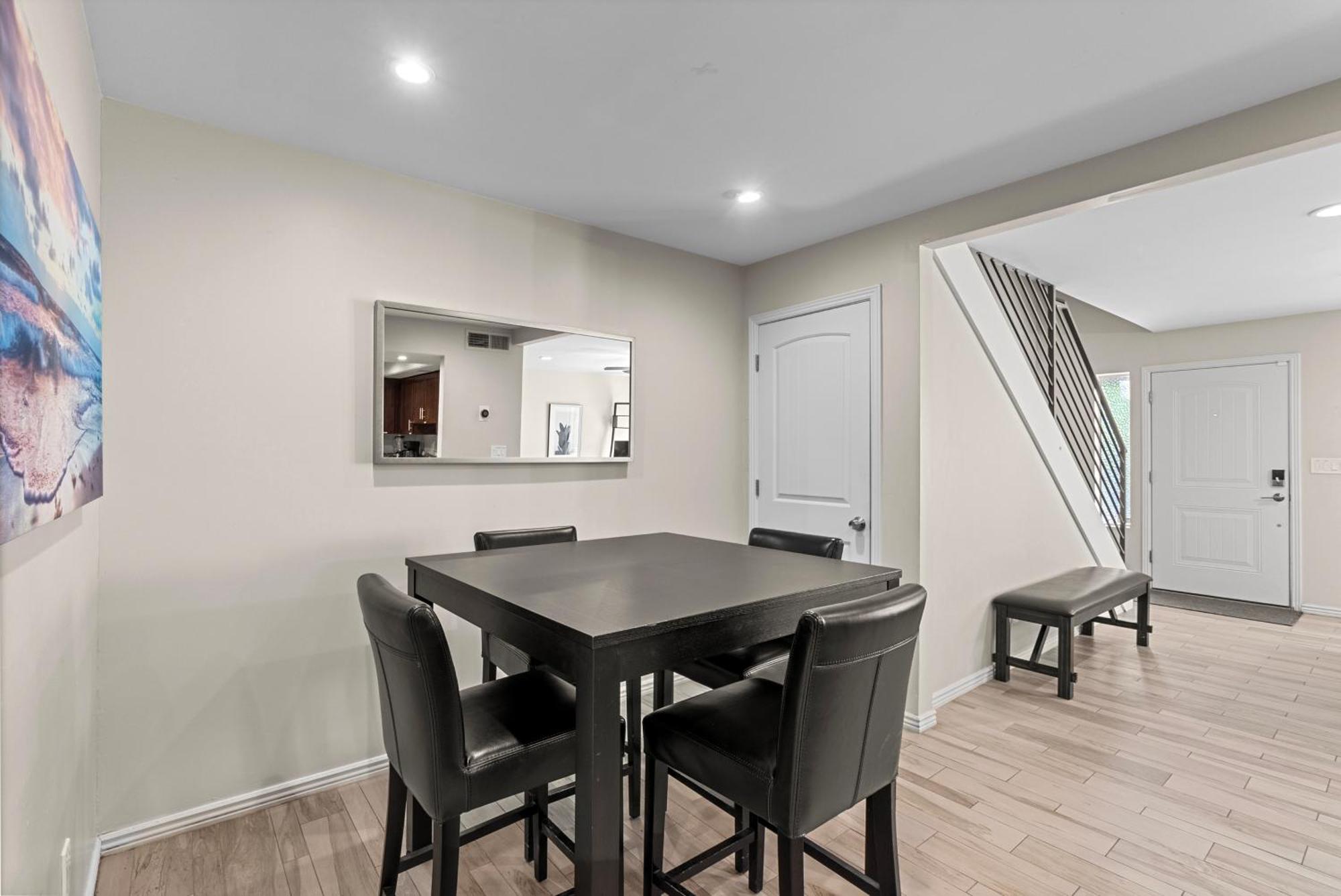 Townhome With Pool, Walk To Old Town
