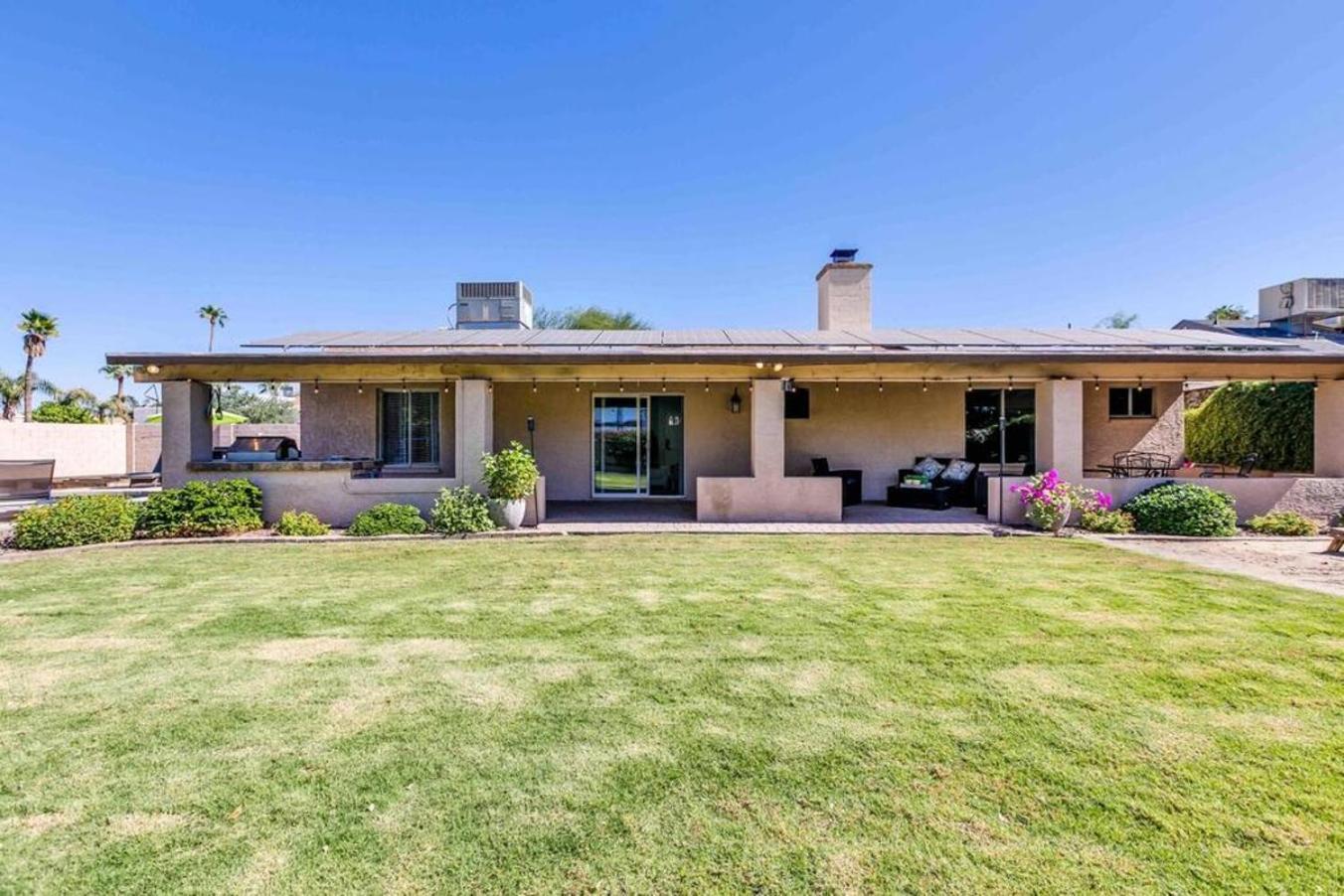Holiday home Spacious Backyard W Free Heated Pool, Tv And Bbq Scottsdale