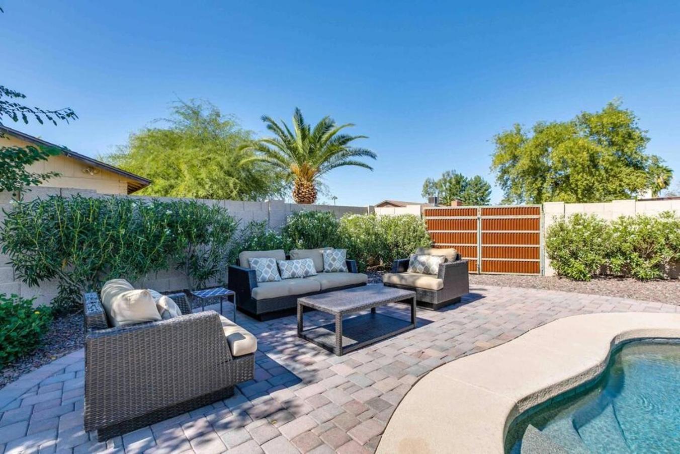 Spacious Backyard W Free Heated Pool, Tv And Bbq Holiday home Scottsdale