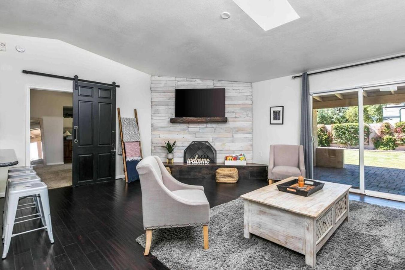 Spacious Backyard W Free Heated Pool, Tv And Bbq Holiday home Scottsdale
