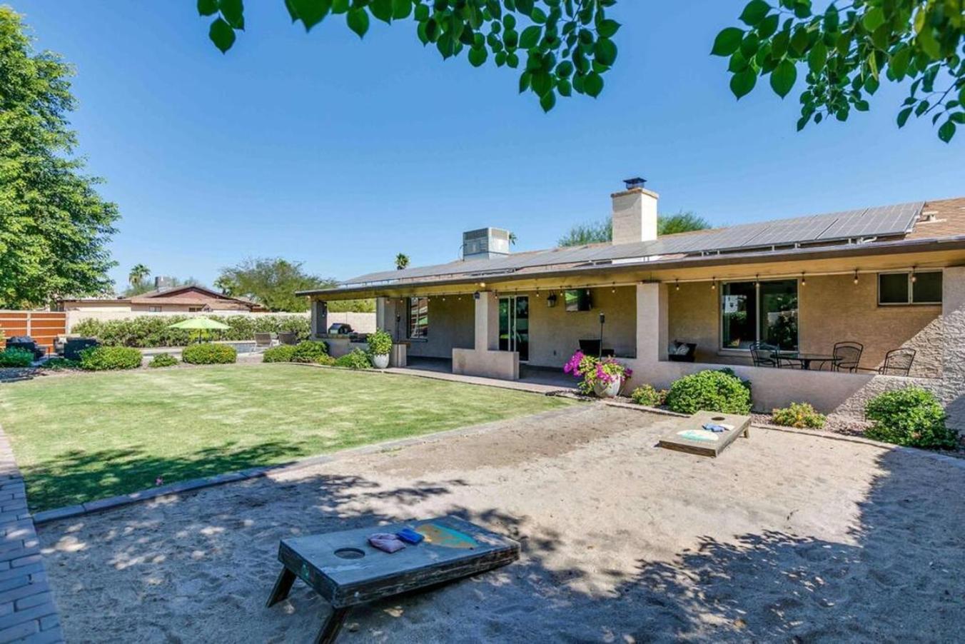 Spacious Backyard W Free Heated Pool, Tv And Bbq Holiday home Scottsdale
