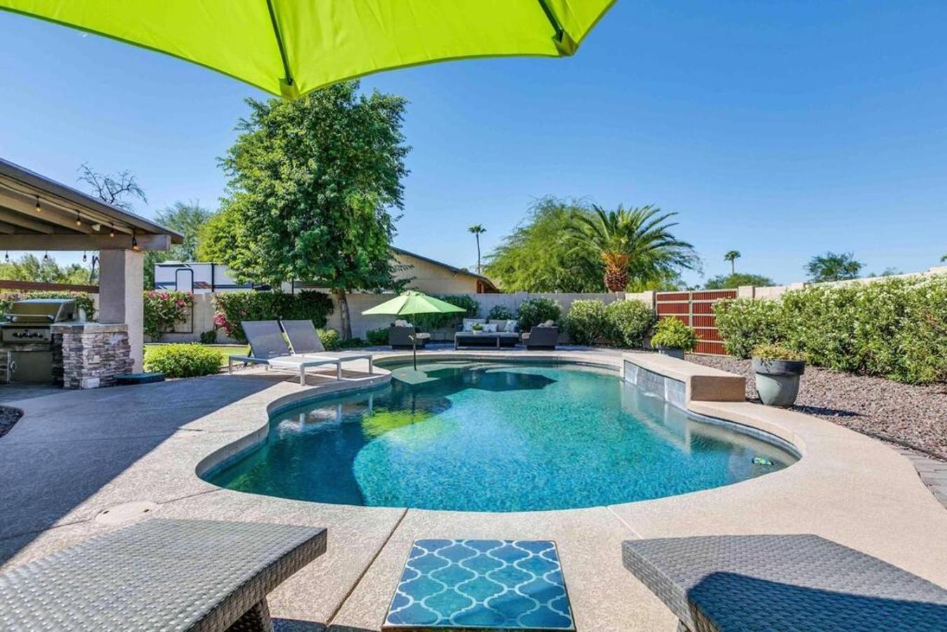 Holiday home Spacious Backyard W Free Heated Pool, Tv And Bbq *