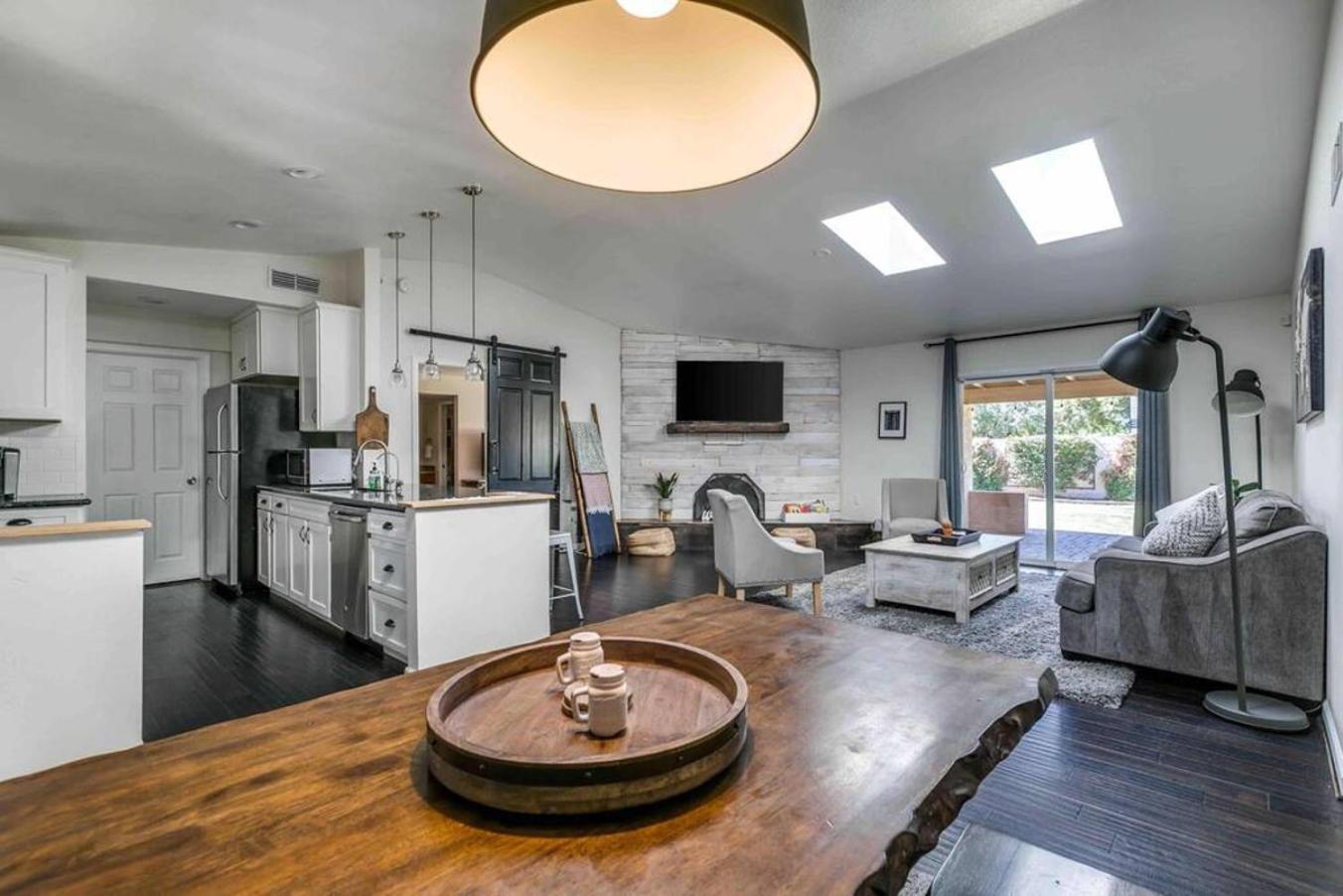 Spacious Backyard W Free Heated Pool, Tv And Bbq Holiday home