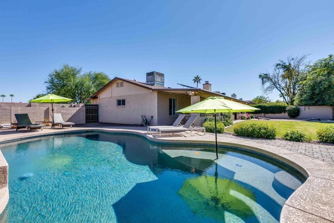 Spacious Backyard W Free Heated Pool, Tv And Bbq Holiday home Scottsdale