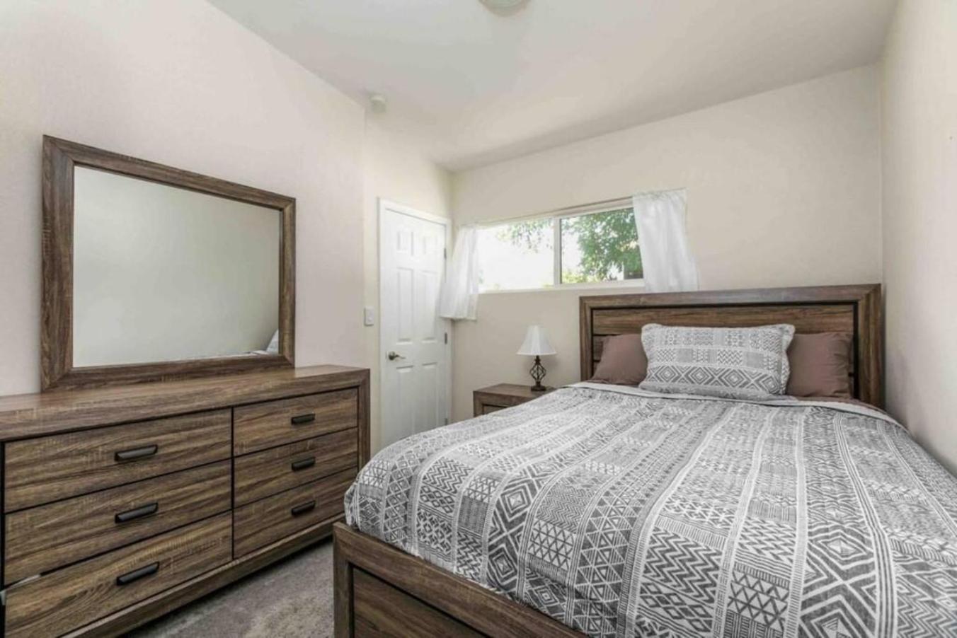 Walk To Old Town, Free Heated Pool W Waterfall Holiday home *