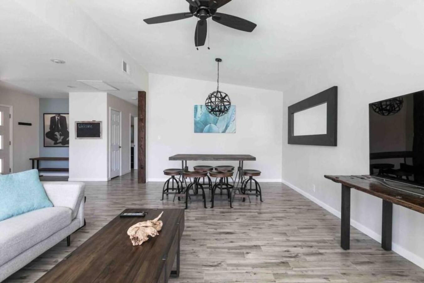 Walk To Old Town, Free Heated Pool W Waterfall Holiday home *