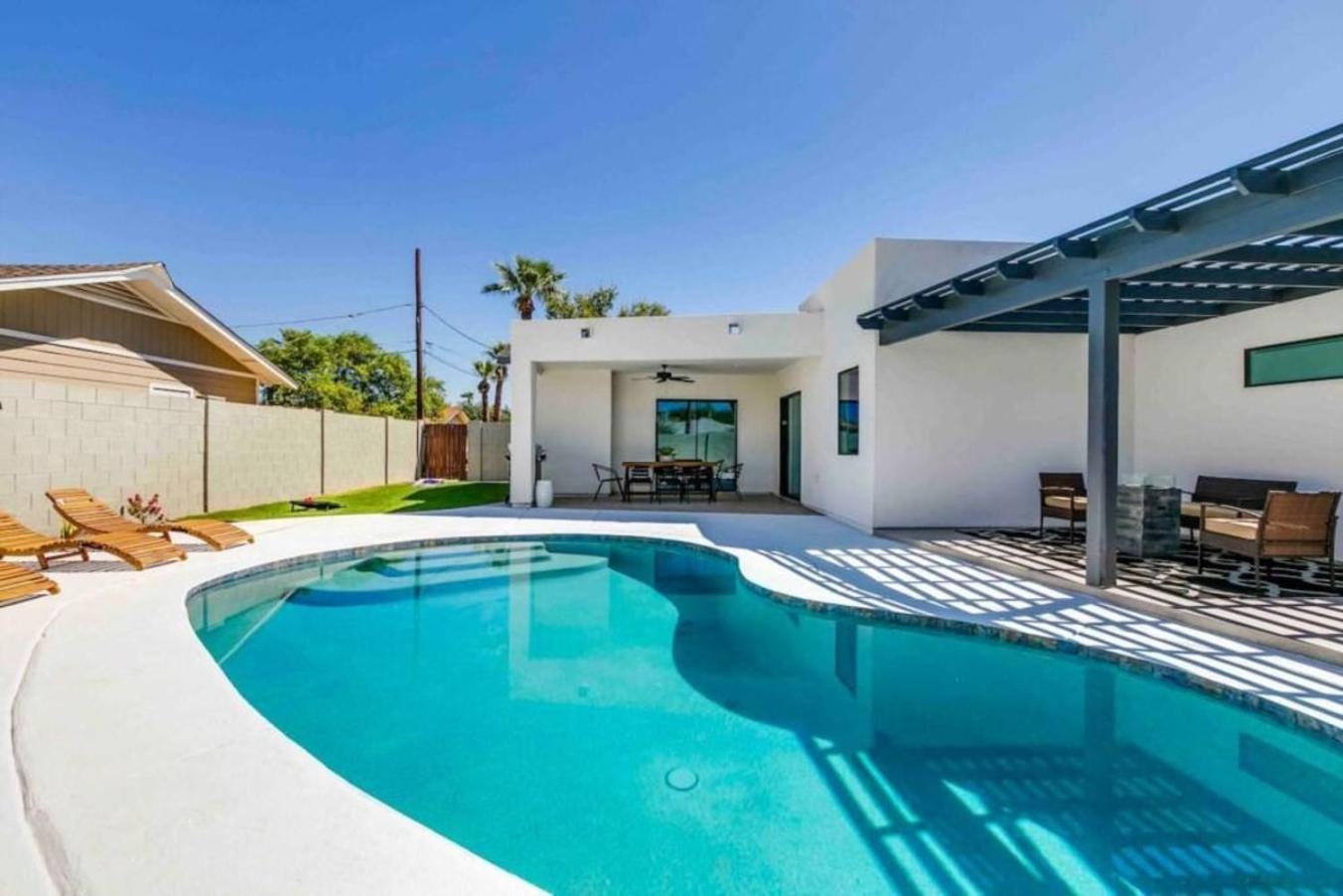 Luxurious Old Town Remodel W Heated Pool Holiday home Scottsdale